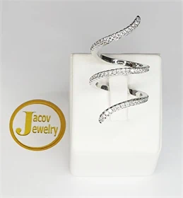 טבעת דגם מסולסל עם אבני זירקון בכסף 925