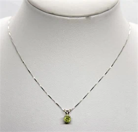 שרשרת ותליון דגם סוליטר אבן פרידוט בזהב לבן 14K