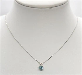 שרשרת ותליון דגם סוליטר אבן בלו טופז בזהב לבן 14K